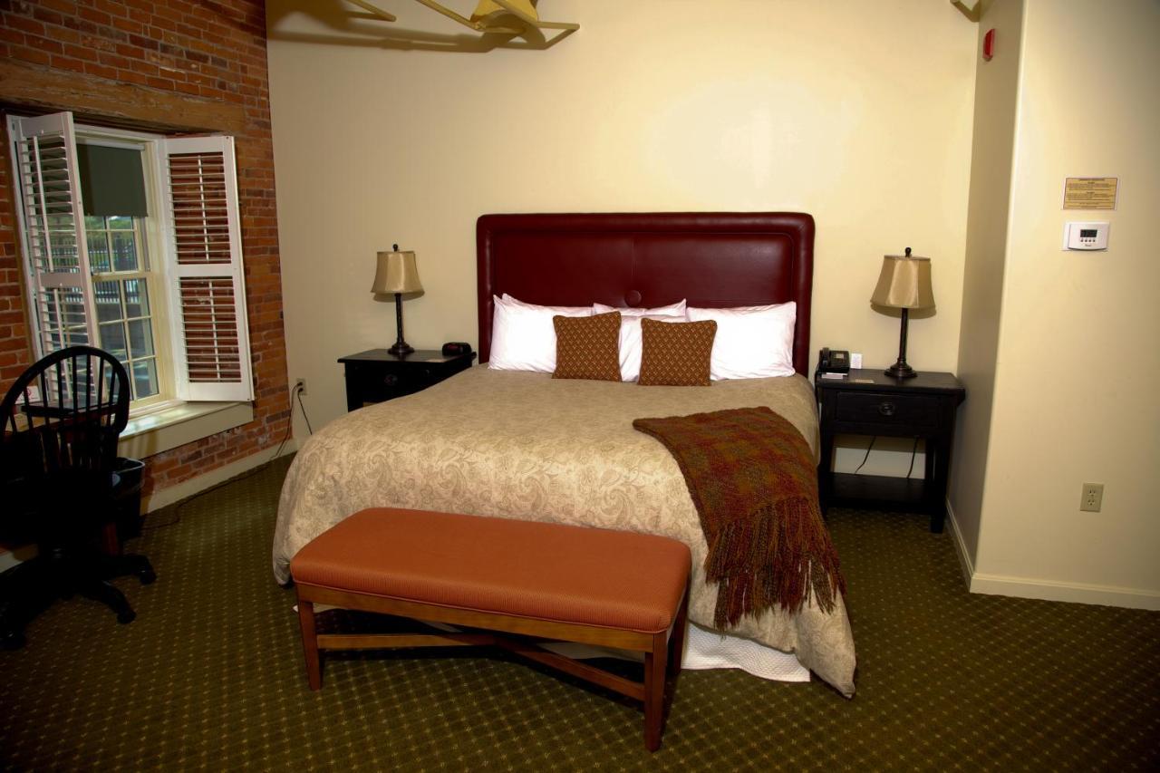 The Common Man & Restaurant Hotel